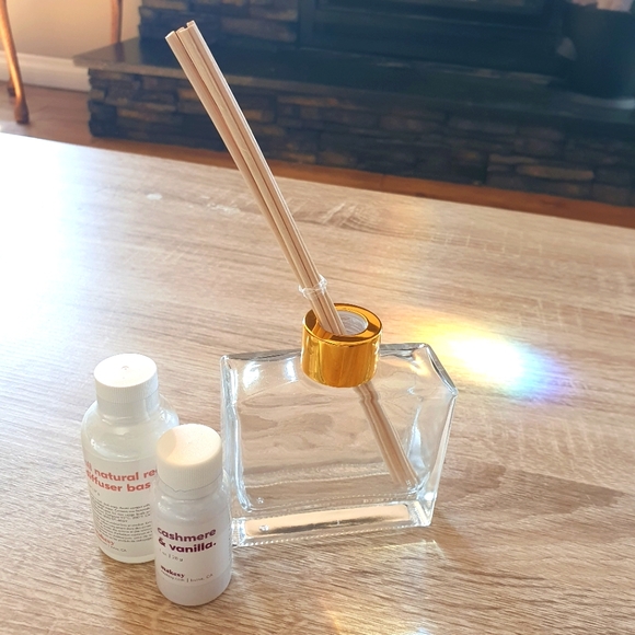 2/$30 Luxury Makesy Cashmere & Vanilla Diffuser - Picture 1 of 2